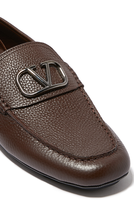 حذاء درايفر بحلية شعار V جلد عجل